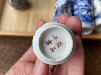 Vijf Chinese famille verte, blauw-witte en koperrode snuifflessen, 19/20e eeuw