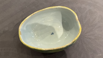 Terrine couverte en forme de melon sur son support en forme de feuille en fa&iuml;ence polychrome de Delft, 18&egrave;me
