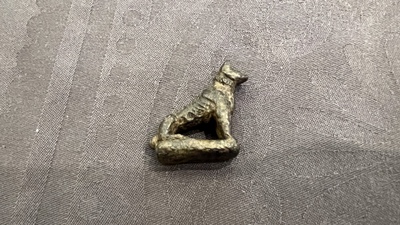 Un mod&egrave;le d'une panth&egrave;re en bronze romain et une plaque de ceinture avec un lion, ca. 2&egrave;me
