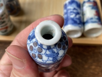 Vijf Chinese famille verte, blauw-witte en koperrode snuifflessen, 19/20e eeuw