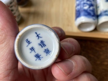 Vijf Chinese famille verte, blauw-witte en koperrode snuifflessen, 19/20e eeuw