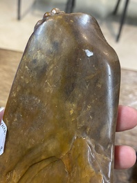 Een Chinese bruine jade zegelstempel met inscriptie en een witte jade sculptuur van een berglandschap, 19/20e eeuw