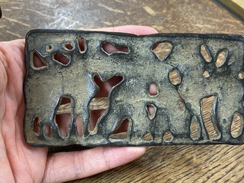Twee Chinese riemgespversieringen in verguld brons, Xiongnu cultuur, Qin