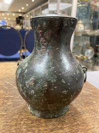 Een Chinese bronzen 'hu' vaas met deksel, Han