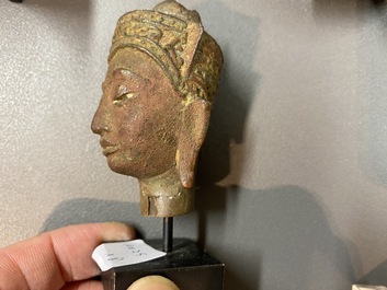 Acht diverse gesculpteerde stenen hoofden, o.a. Gandhara, Etruskisch, Japans en Chinees