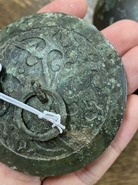 Een Chinese bronzen 'hu' vaas met deksel, Han