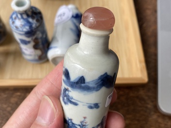 Vijf Chinese famille verte, blauw-witte en koperrode snuifflessen, 19/20e eeuw