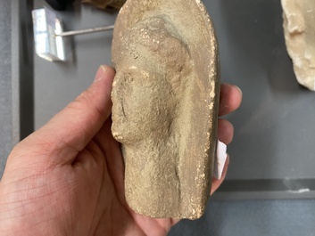 Acht diverse gesculpteerde stenen hoofden, o.a. Gandhara, Etruskisch, Japans en Chinees