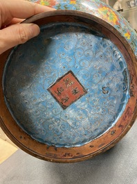 Een grote Chinese cloisonn&eacute; jardini&egrave;re, Ming merk, 19e eeuw