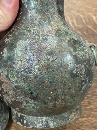 Een Chinese bronzen 'hu' vaas met deksel, Han