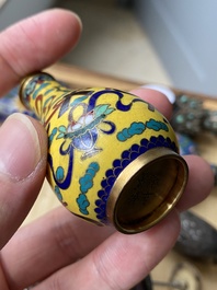 Zes Chinese snuifflessen in zilver en cloisonn&eacute;, 19/20e eeuw