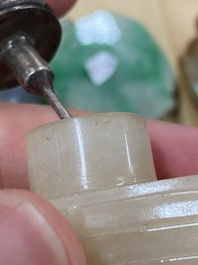 15 Chinese hardstone, glass and walnut snuff bottles, 19/20th C.