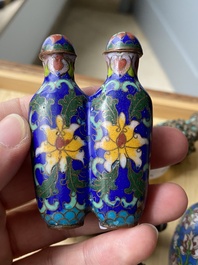 Zes Chinese snuifflessen in zilver en cloisonn&eacute;, 19/20e eeuw
