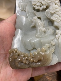 Een Chinese bruine jade zegelstempel met inscriptie en een witte jade sculptuur van een berglandschap, 19/20e eeuw