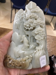 Een Chinese bruine jade zegelstempel met inscriptie en een witte jade sculptuur van een berglandschap, 19/20e eeuw