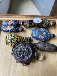 Zes Chinese snuifflessen in zilver en cloisonn&eacute;, 19/20e eeuw