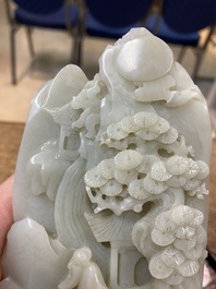 Een Chinese bruine jade zegelstempel met inscriptie en een witte jade sculptuur van een berglandschap, 19/20e eeuw