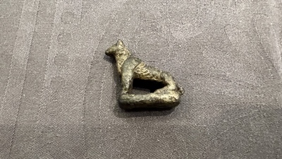 Un mod&egrave;le d'une panth&egrave;re en bronze romain et une plaque de ceinture avec un lion, ca. 2&egrave;me