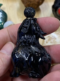 15 Chinese hardstone, glass and walnut snuff bottles, 19/20th C.