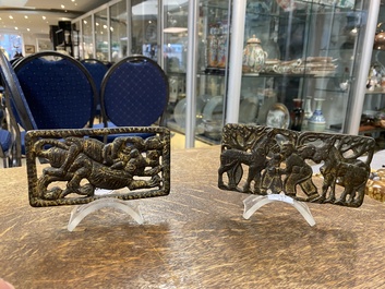 Twee Chinese riemgespversieringen in verguld brons, Xiongnu cultuur, Qin
