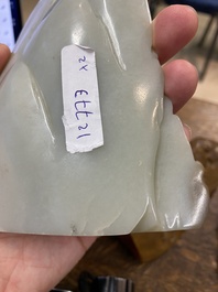 Een Chinese bruine jade zegelstempel met inscriptie en een witte jade sculptuur van een berglandschap, 19/20e eeuw