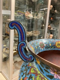 Een grote Chinese cloisonn&eacute; jardini&egrave;re, Ming merk, 19e eeuw