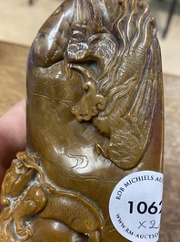 Een Chinese bruine jade zegelstempel met inscriptie en een witte jade sculptuur van een berglandschap, 19/20e eeuw