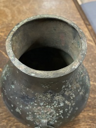 Een Chinese bronzen 'hu' vaas met deksel, Han
