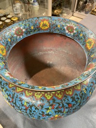Een grote Chinese cloisonn&eacute; jardini&egrave;re, Ming merk, 19e eeuw