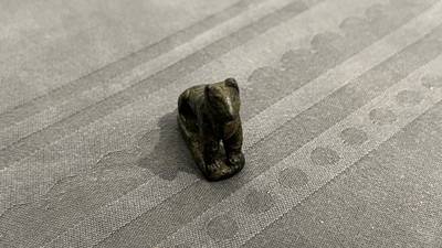 Un mod&egrave;le d'une panth&egrave;re en bronze romain et une plaque de ceinture avec un lion, ca. 2&egrave;me