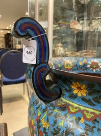 Een grote Chinese cloisonn&eacute; jardini&egrave;re, Ming merk, 19e eeuw