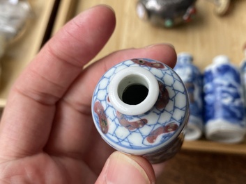 Vijf Chinese famille verte, blauw-witte en koperrode snuifflessen, 19/20e eeuw