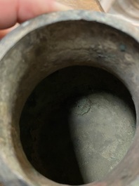 Een Chinese bronzen 'hu' vaas met deksel, Han