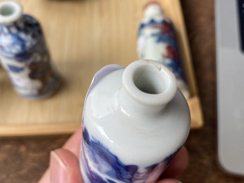 Vijf Chinese famille verte, blauw-witte en koperrode snuifflessen, 19/20e eeuw