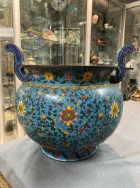 Een grote Chinese cloisonn&eacute; jardini&egrave;re, Ming merk, 19e eeuw