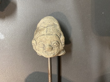 Acht diverse gesculpteerde stenen hoofden, o.a. Gandhara, Etruskisch, Japans en Chinees