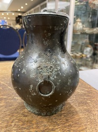 Een Chinese bronzen 'hu' vaas met deksel, Han
