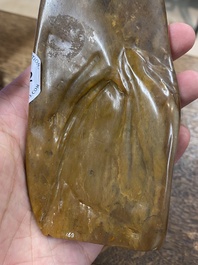 Een Chinese bruine jade zegelstempel met inscriptie en een witte jade sculptuur van een berglandschap, 19/20e eeuw