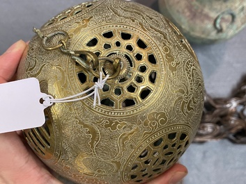 Een diverse collectie Chinese en Tibetaanse objecten in brons, hout en koper, 19/20e eeuw