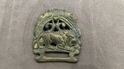 Un mod&egrave;le d'une panth&egrave;re en bronze romain et une plaque de ceinture avec un lion, ca. 2&egrave;me