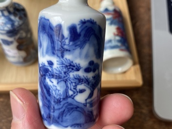 Vijf Chinese famille verte, blauw-witte en koperrode snuifflessen, 19/20e eeuw