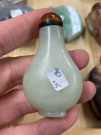 15 Chinese hardstone, glass and walnut snuff bottles, 19/20th C.