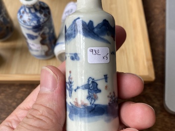 Vijf Chinese famille verte, blauw-witte en koperrode snuifflessen, 19/20e eeuw