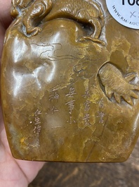 Een Chinese bruine jade zegelstempel met inscriptie en een witte jade sculptuur van een berglandschap, 19/20e eeuw