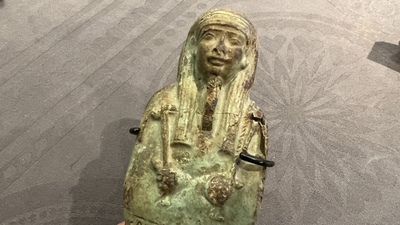 Six oushebtis en fritte &eacute;maill&eacute;e verte et turquoise, Egypte, Basse &eacute;poque