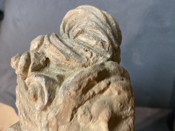 Acht diverse gesculpteerde stenen hoofden, o.a. Gandhara, Etruskisch, Japans en Chinees