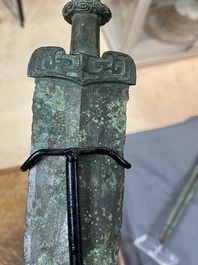 Een Chinees bronzen zwaard, Periode der Strijdende Staten, 5/4e eeuw v.C.