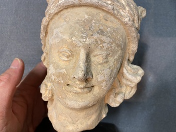 Acht diverse gesculpteerde stenen hoofden, o.a. Gandhara, Etruskisch, Japans en Chinees