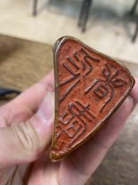 Een Chinese bruine jade zegelstempel met inscriptie en een witte jade sculptuur van een berglandschap, 19/20e eeuw