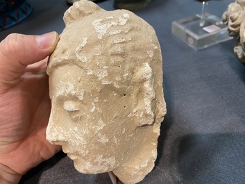 Acht diverse gesculpteerde stenen hoofden, o.a. Gandhara, Etruskisch, Japans en Chinees